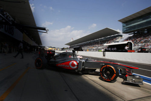 Jenson Button sale del box de McLaren
