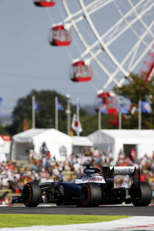 Pastor Maldonado rueda junto a la noria de Suzuka