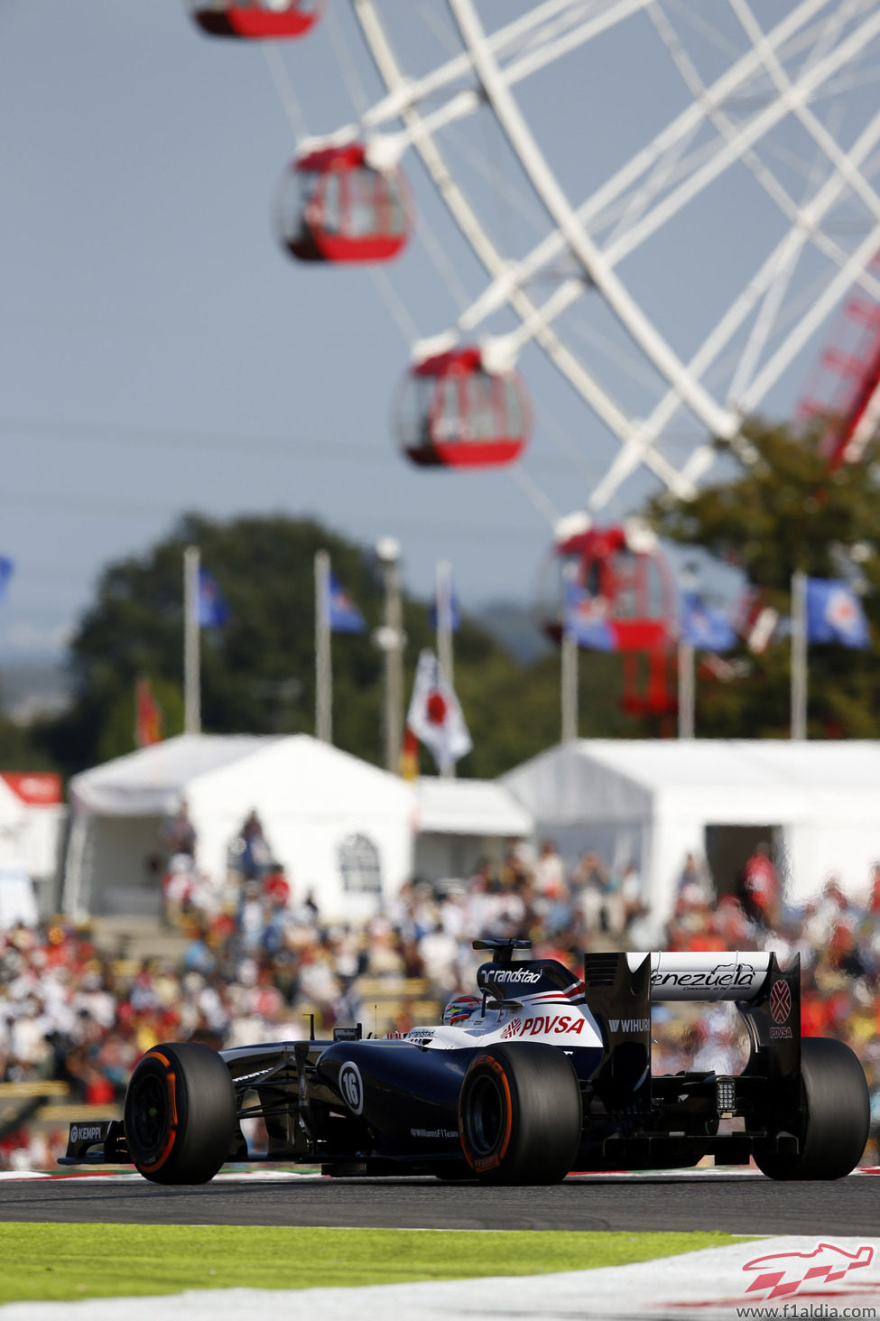 Pastor Maldonado rueda junto a la noria de Suzuka