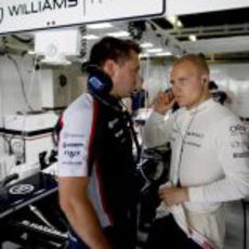 Valtteri Bottas habla con su ingeniero