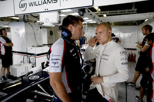 Valtteri Bottas habla con su ingeniero