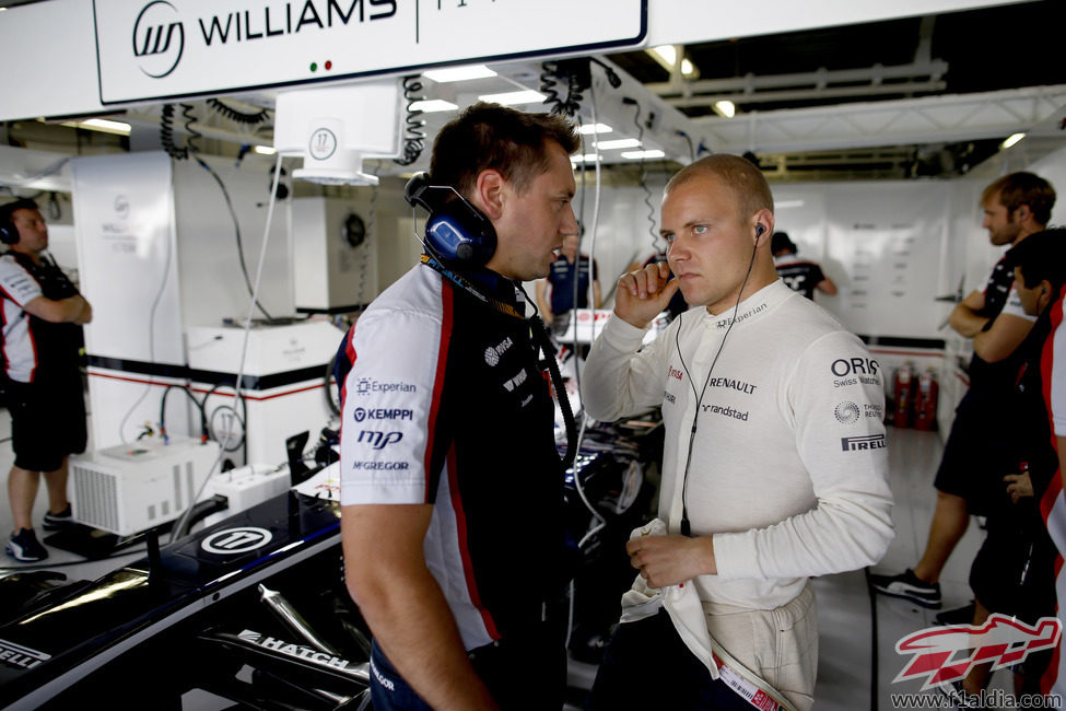 Valtteri Bottas habla con su ingeniero