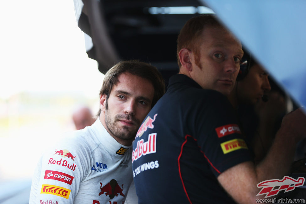 Jean Eric Vergne le toca ver la clasificación desde el 'pit-wall'