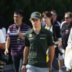 Charles Pic pasea por el 'paddock'