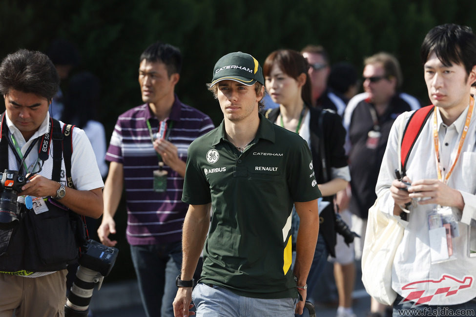 Charles Pic pasea por el 'paddock'