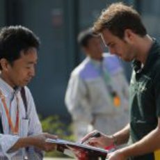 Giedo van der Garde firma un autografo