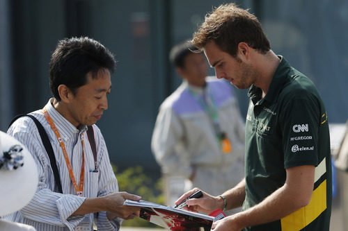 Giedo van der Garde firma un autografo