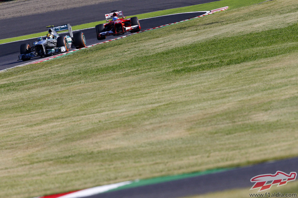 Lewis Hamilton y Fernando Alonso en las 'eses' de Suzuka