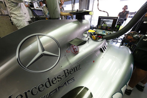 Lewis Hamilton ve la humareda del coche de Daniel Ricciardo por su pantalla