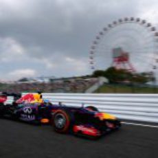 Sebastian Vettel con la famosa noria de Suzuka al fondo