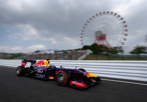 Sebastian Vettel con la famosa noria de Suzuka al fondo