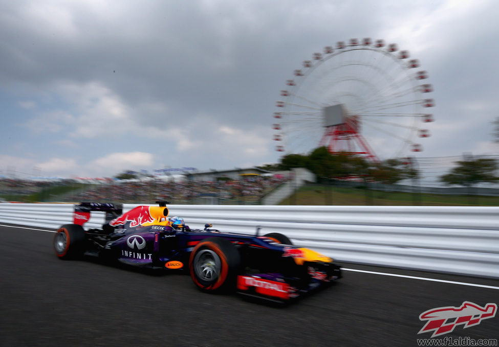 Sebastian Vettel con la famosa noria de Suzuka al fondo