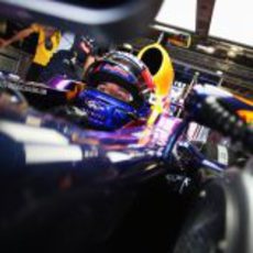 Mark Webber espera en el box de Red Bull a salir a pista