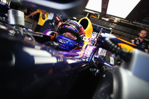 Mark Webber espera en el box de Red Bull a salir a pista