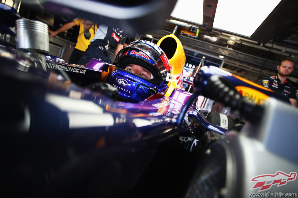 Mark Webber espera en el box de Red Bull a salir a pista