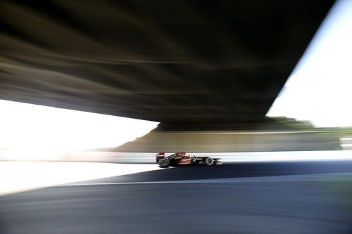 Preciosa instantánea de Romain Grosjean pasando por debajo del puente de Suzuka