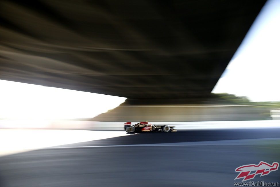 Preciosa instantánea de Romain Grosjean pasando por debajo del puente de Suzuka