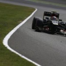 Romain Grosjean a los mandos de su Lotus en Suzuka