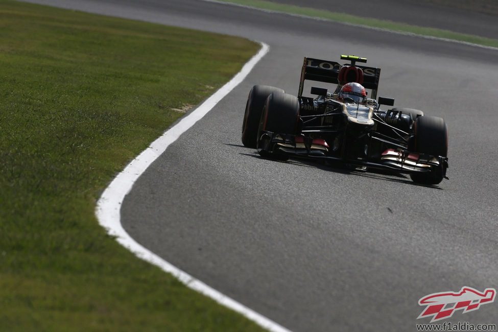Romain Grosjean a los mandos de su Lotus en Suzuka