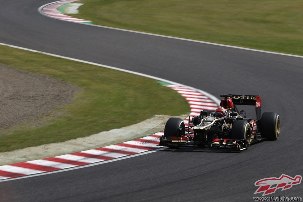Kimi Räikkönen en las 'eses' del circuito de Suzuka durante la clasificación