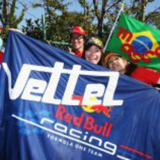 Los aficionados japoneses apoyan a Sebastian Vettel