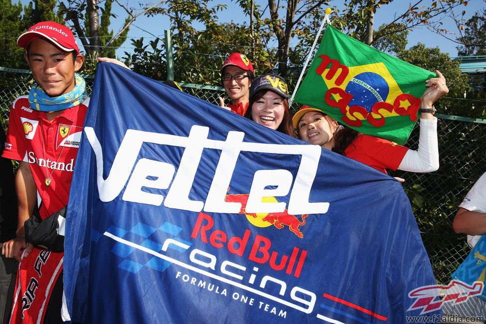 Los aficionados japoneses apoyan a Sebastian Vettel