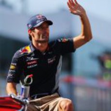 Mark Webber saluda a los aficionados