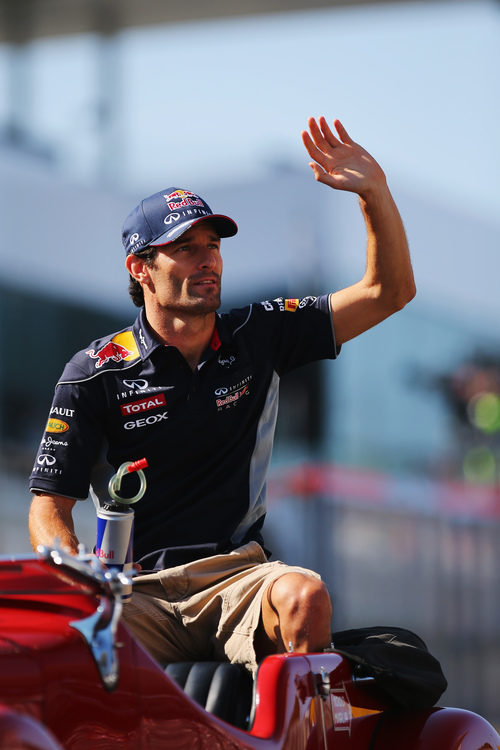 Mark Webber saluda a los aficionados