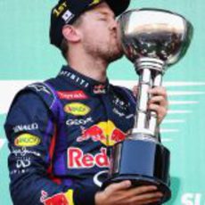 Sebastian Vettel besa el trofeo