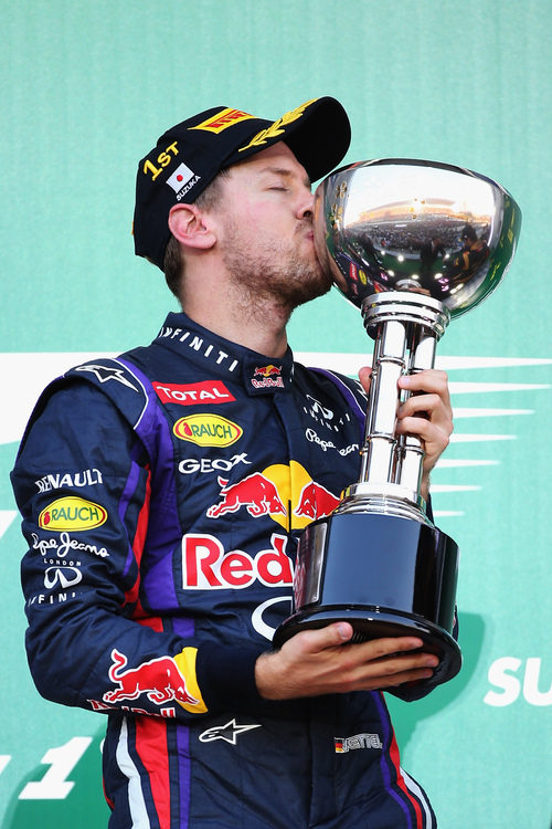 Sebastian Vettel besa el trofeo