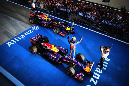 Sebastian Vettel celebra la victoria en parque cerrado