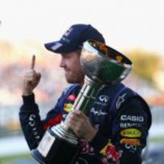 Dedo ganador de Sebastian Vettel