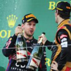 Brindis de Sebastian Vettel y Romain Grosjean en el podio