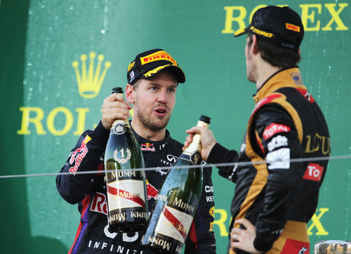 Brindis de Sebastian Vettel y Romain Grosjean en el podio