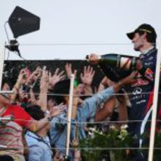 Mark Webber celebra el podio con los aficionados
