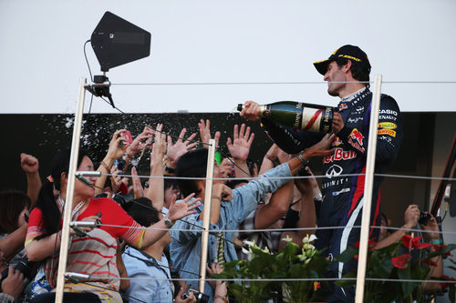 Mark Webber celebra el podio con los aficionados