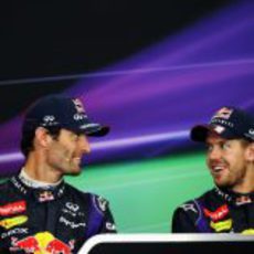 Mark Webber y Sebastian Vettel sonríen en rueda de prensa