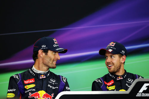 Mark Webber y Sebastian Vettel sonríen en rueda de prensa