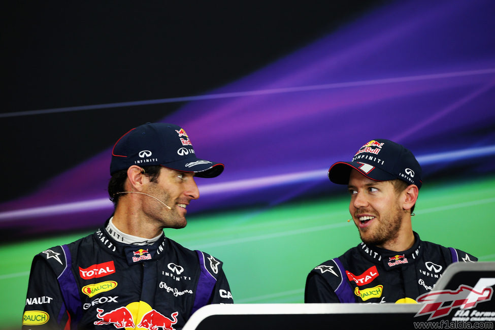 Mark Webber y Sebastian Vettel sonríen en rueda de prensa