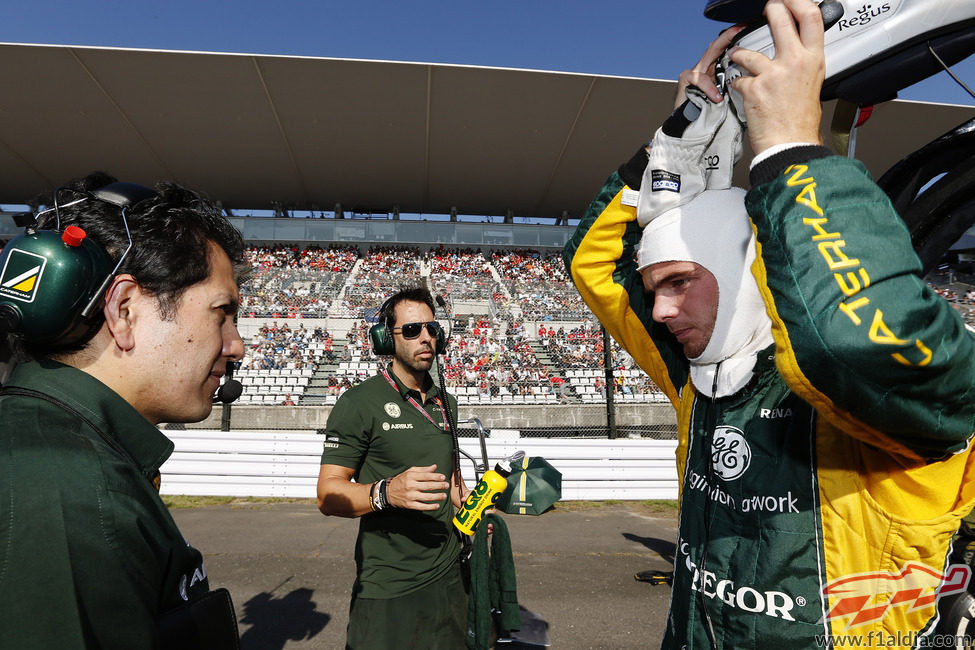 Giedo van der Garde se saca el casco