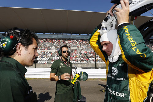 Giedo van der Garde se saca el casco