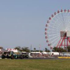 Charles Pic junto a la gran noria de Suzuka