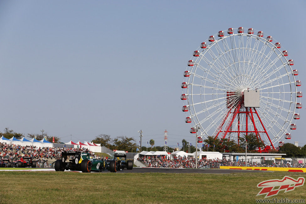 Charles Pic junto a la gran noria de Suzuka