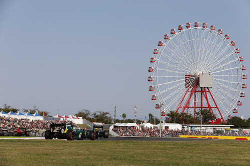 Charles Pic junto a la gran noria de Suzuka