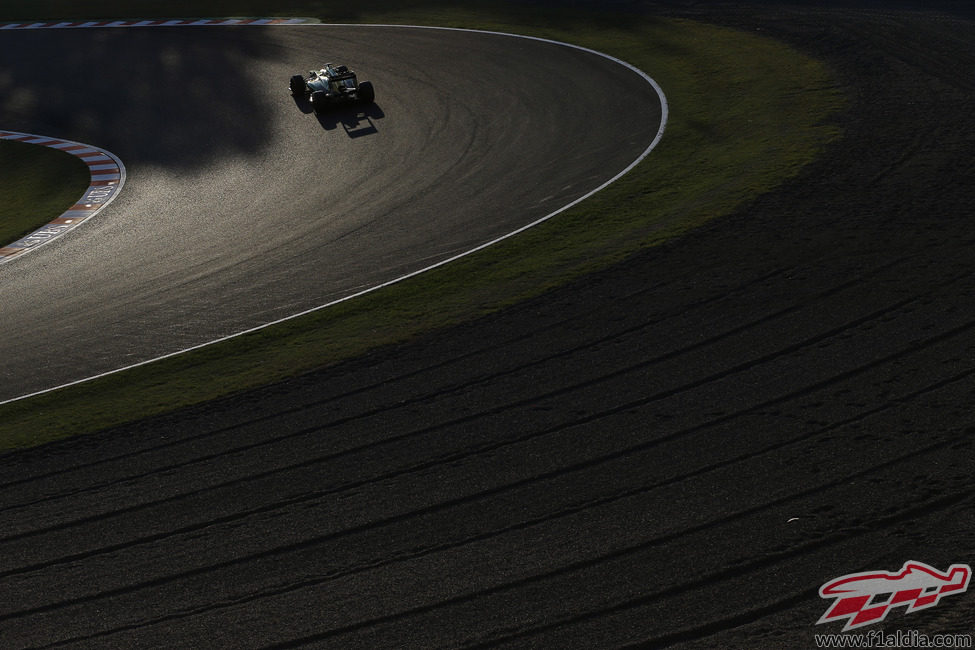 Atardece en Suzuka mientras Charles Pic completa sus últimas vueltas