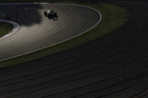 Atardece en Suzuka mientras Charles Pic completa sus últimas vueltas