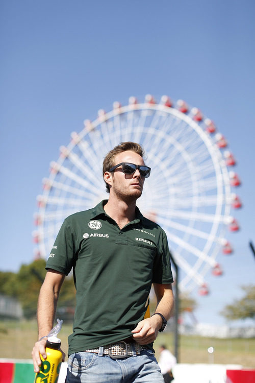 Giedo van der Garde pasea por el trazado de Suzuka