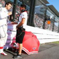 Jules Bianchi se hidrata antes del Gran Premio