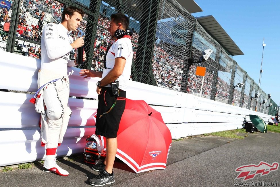 Jules Bianchi se hidrata antes del Gran Premio