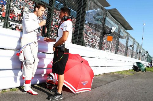 Jules Bianchi se hidrata antes del Gran Premio